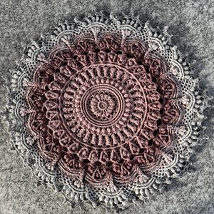 Heklet rund duk, lys rosa/grå