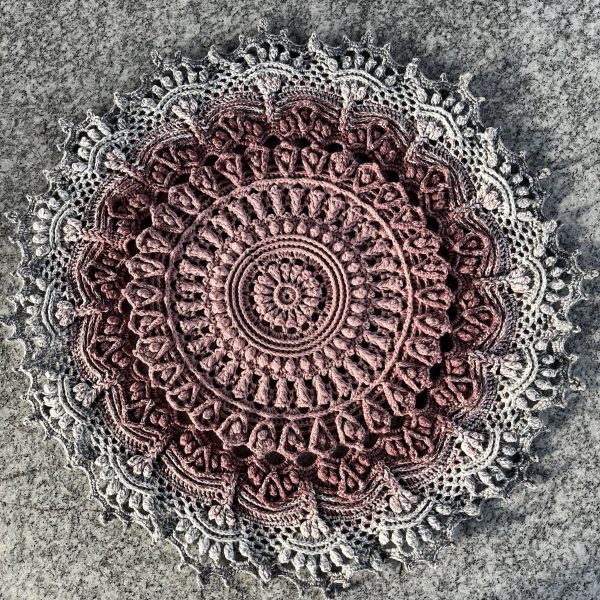 Heklet rund duk, lys rosa/grå