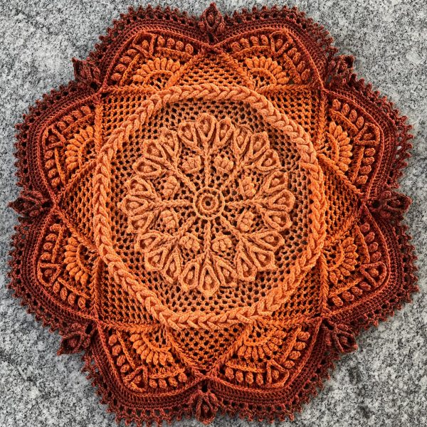 heklet rund duk, varme farger, 48 cm i diameter
