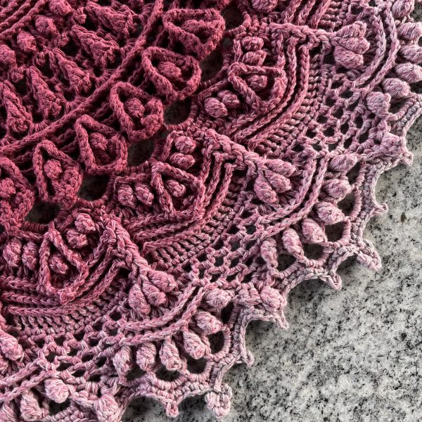 Heklet rund duk i mørk rosa - Bilde 2
