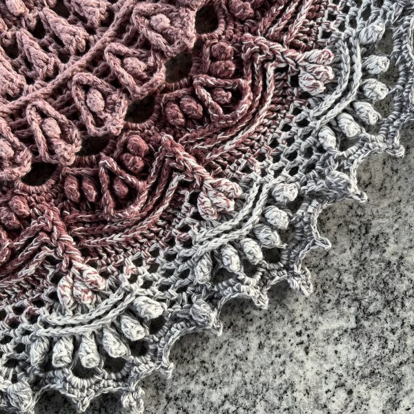 Heklet rund duk, lys rosa/grå - Bilde 2